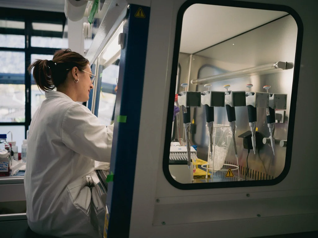 A Peptone scientist working at a laboratory automation station