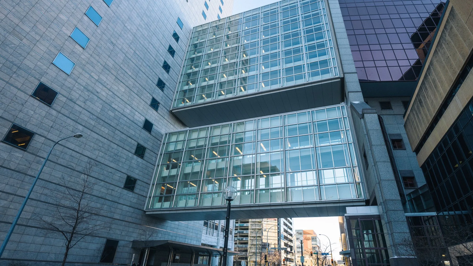 Gonda and Charlton buildings connected by skyways at Mayo Clinic in Rochester, Minnesota. Photograph by Tony Webster, CC BY-SA 2.0.